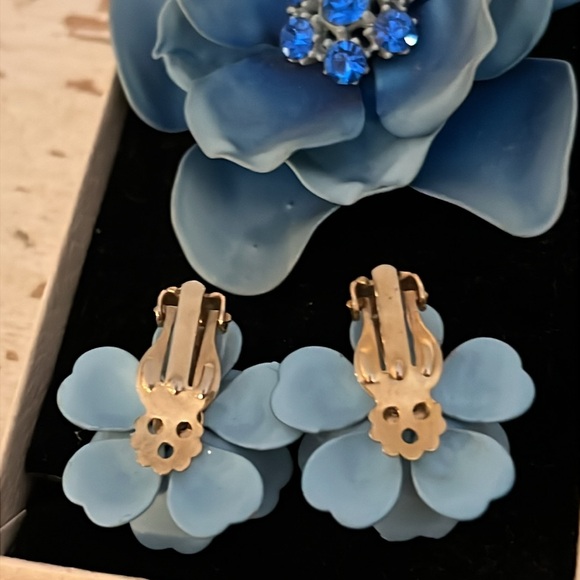 Vintage flower blue enamel and crystal brooch & clip on earrings set